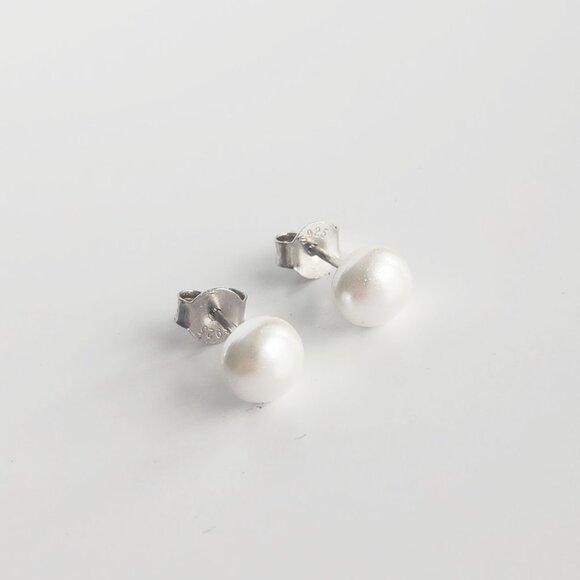 Two pairs of sterling silver matching pearl earrings - Picture 7 of 11